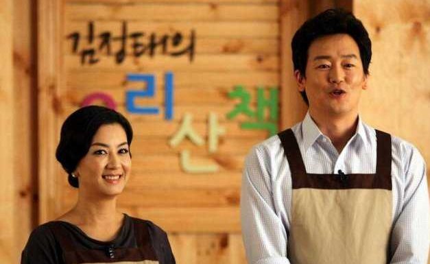 韩国电影里女料理老师和学生在化妆间里脚疼的电影是什么