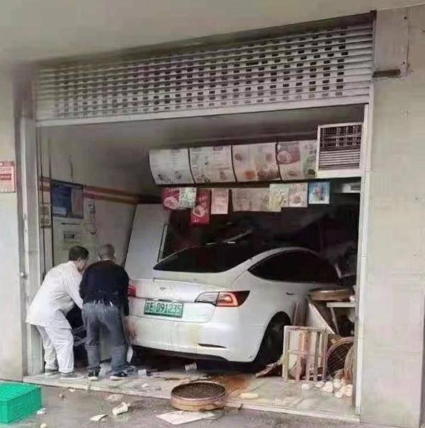 江苏一特斯拉冲进商铺 这是咋情况？
