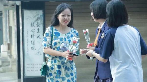 中秋遇上教师节 双倍快乐! 这是咋情况？