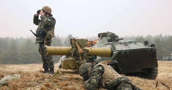 乌克兰士兵扛反坦克导弹上火线 这是咋情况？