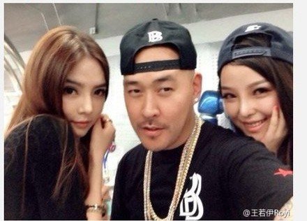 释小龙的新女友为何认识金在中，还有在金在中家里和熊的合照