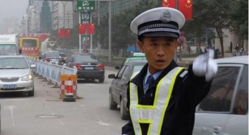 兰州多名行人闯红灯遭劝阻殴打辱骂交警被拘留是怎么回事？