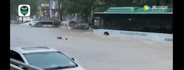 暴雨中男子救人失败 双双被冲走 这是咋情况？