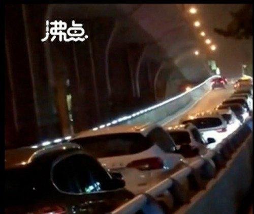 郑州暴雨预警高架停满私家车