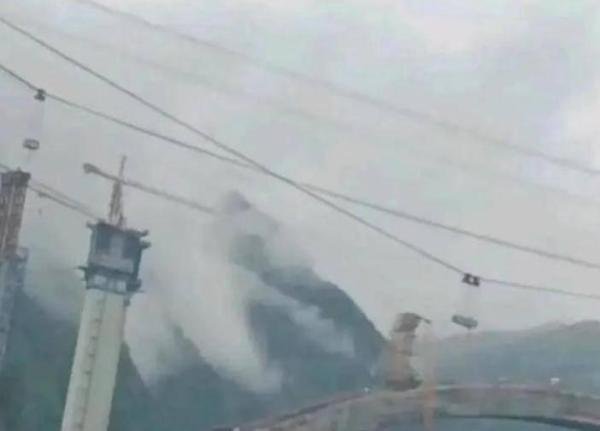 重庆一在建大桥塔吊被撞断 这是咋情况？