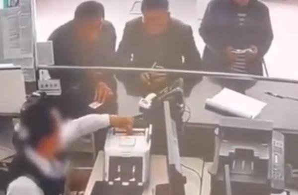 银行女柜员验钞机里摸到老鼠 这是咋情况？