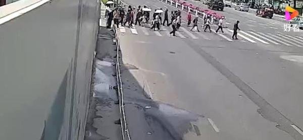 大连一轿车冲撞人群致4死3伤 这是咋情况？