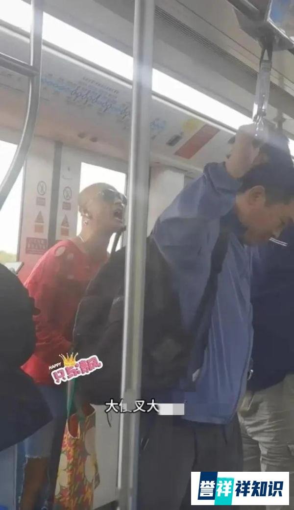 地铁惊现不雅行为，男子嚣张回击乘客指责：我是女的！