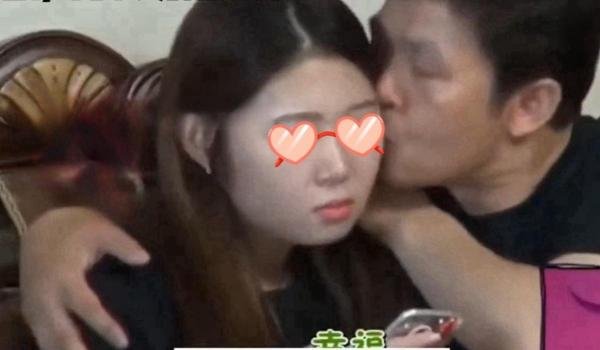 17岁女儿和父亲一起洗澡，女大不避父，后果超乎你想象，别不重视