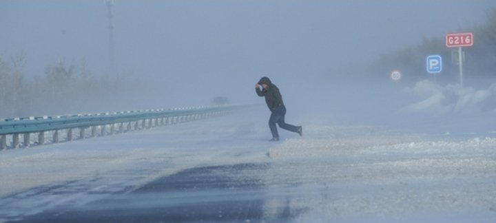 河北父子俩出门买菜，当场被风雪吹“平移”，暴风雪天气出行有何安全隐患？