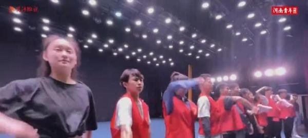 聋哑舞者排练现场的无声党史课 这是咋情况？