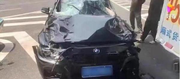 大连一轿车冲撞人群致4死3伤 这是咋情况？