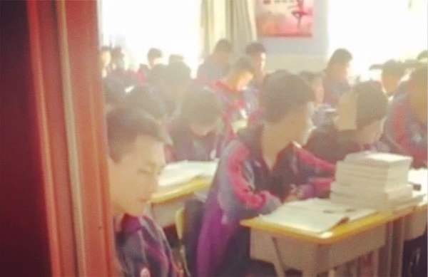 班主任在教室玻璃贴太阳膜，作为家长你是什么看法？