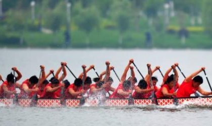 奋楫扬帆正当时什么意思