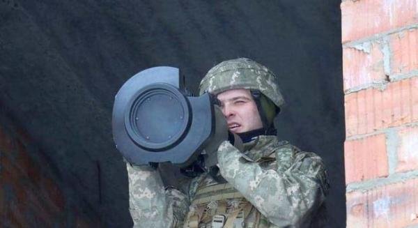 乌克兰士兵扛反坦克导弹上火线 这是咋情况？