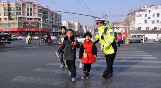 兰州多名行人闯红灯遭劝阻殴打辱骂交警被拘留是怎么回事？