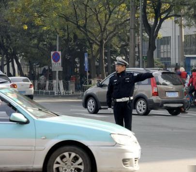 兰州多名行人闯红灯遭劝阻殴打辱骂交警被拘留是怎么回事？