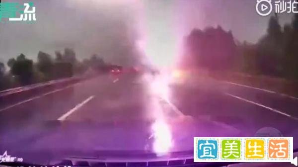 高速行驶的车辆被闪电余波击中 这是咋情况？