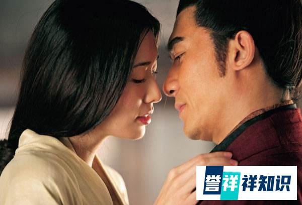 周瑜英年早逝，孙权奔丧，他对小乔说：“兄长生前最疼爱幺女，让她给我做媳妇吧！”