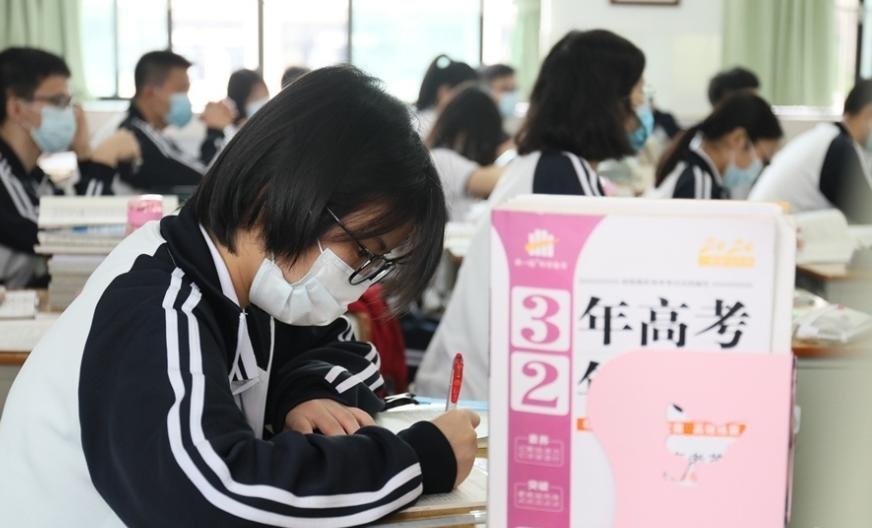 重庆一考生语文考完“抢”第一飞奔出校,如此心态是否能超长发挥?