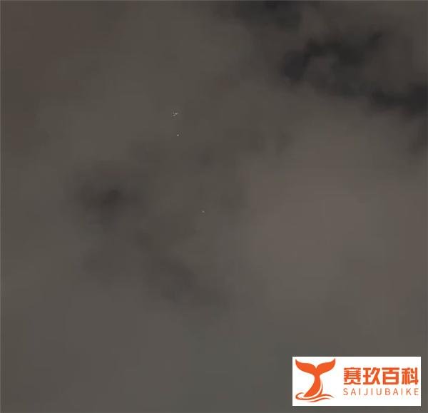 深圳夜空出现三个不明发光飞行物：飞速掠过