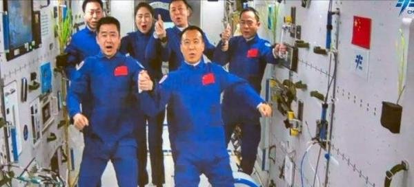 神舟十五号成功发射，为何时间选在深夜？原因并非为了保密