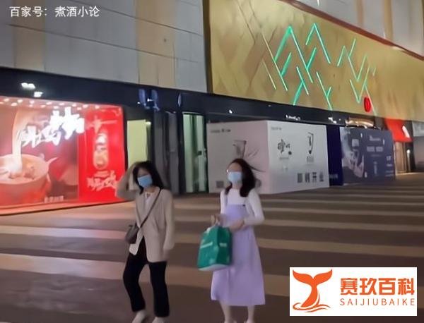 商场回应路人经过时头发直立 这是咋情况?