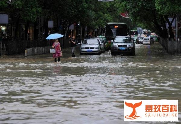深圳一商贩不惧暴雨,激流中淡定卖炒饭,网友:强者永不抱怨环境