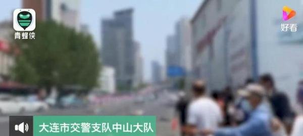 大连一轿车撞飞过马路人群 这是咋情况？