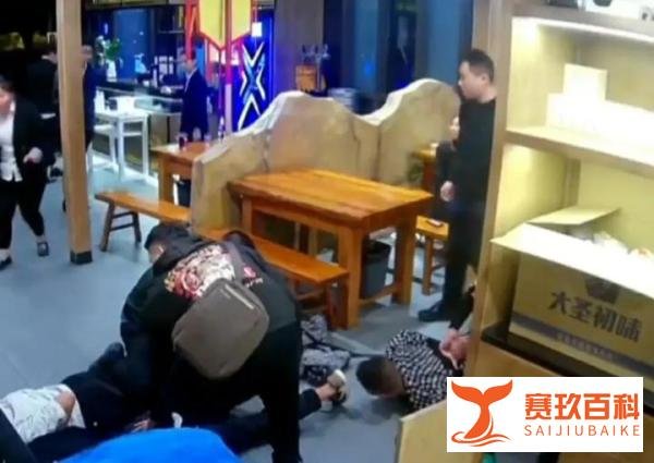 民警夜巡后凌晨3点吃炒粉，偶遇江洋大盗摆庆功宴，胆大包天被抓