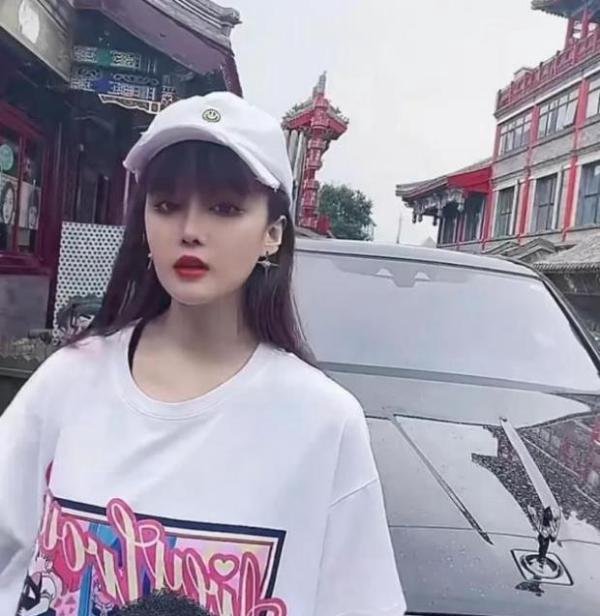 当年球球不屑地看着汪涵:我叫社会你球姐!汪涵尴尬地喊“球姐”
