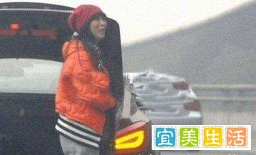 62岁于荣光董事长身份曝光！拍完戏疲惫视察工厂，婚后妻儿成谜