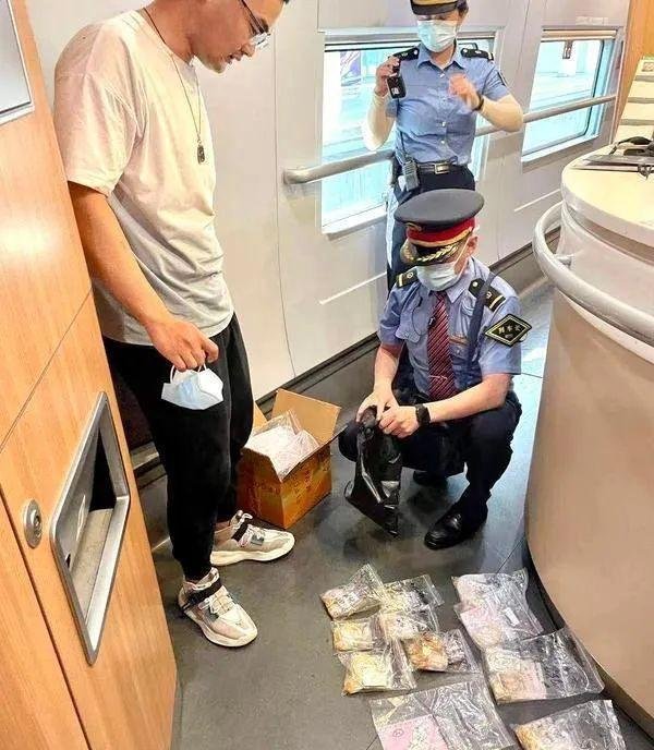高铁车长捡到百万黄金 这是咋情况?