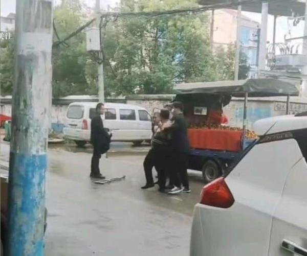 湖南:城管队长当街多次扇商贩耳光,对方拄双拐没还手,视频曝光