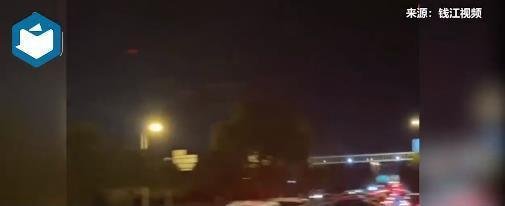 国庆堵车1小时仅移动100米 这是咋情况？