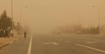 实拍青海扬沙天气:汽车穿沙墙 犹如科幻大片,这种天气下该注意什么?
