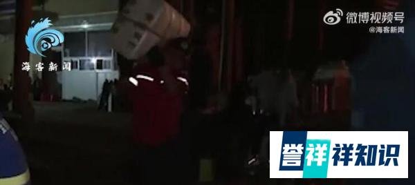 震后第二夜:消防用橡皮艇转移群众 这是咋情况？