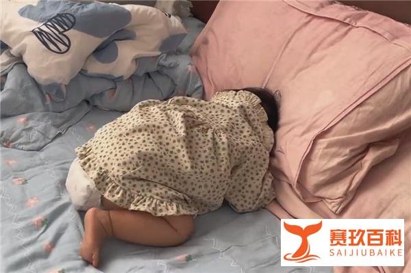 萌娃睡太久被家长“强制开机”:脑子未醒 身体先抖