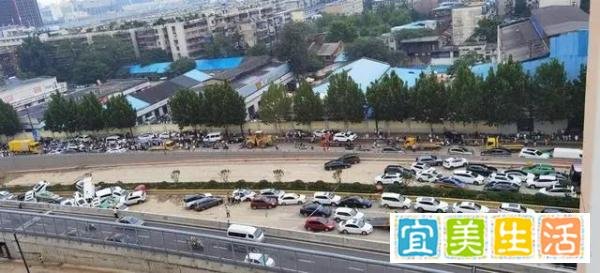 被30万立方米积水灌满的郑州京广北路隧道