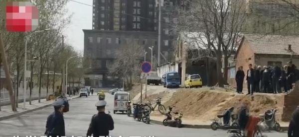 执法队撕扯商户对联遭市民谩骂 这是咋情况?