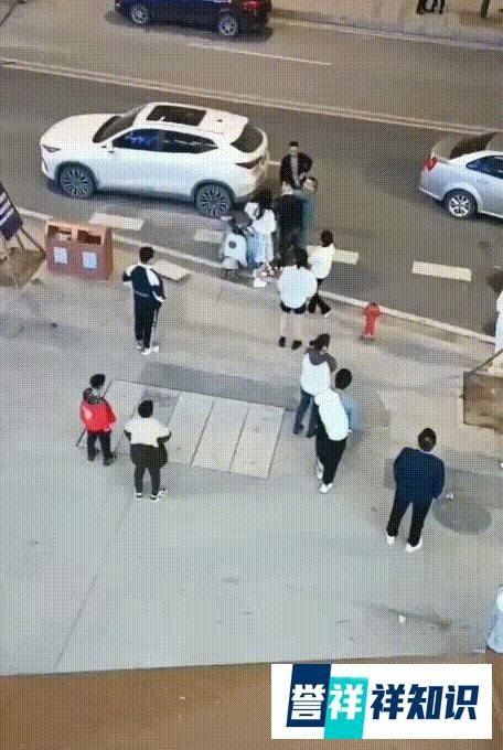 被当街踹飞女子好友发声，大胆狂徒必须严惩！
