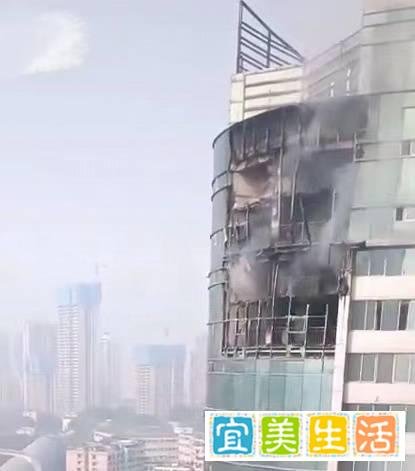 重庆一高楼起火，大块碎片从天而降，发出巨大声响