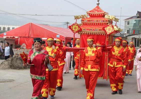 红毯从新郎家直接铺到新娘家，是因为两家距离近吗？