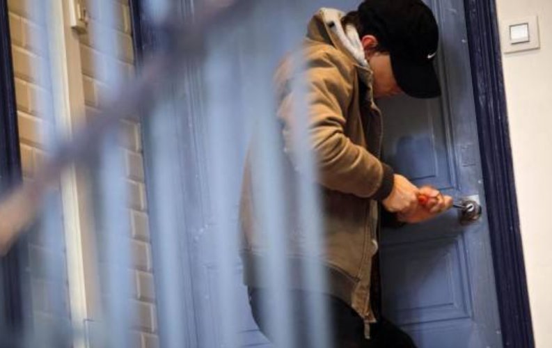 男子入室盗窃饿了煎4个荷包蛋吃,为何心如此大,真不怕主人突然回来?