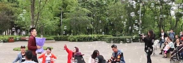 浪漫的快闪求婚