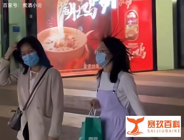 商场回应路人经过时头发直立 这是咋情况?