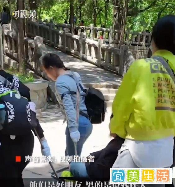 4名女子抬残疾好友登泰山 这是咋情况？