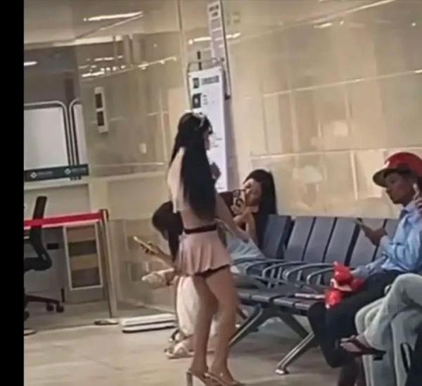 广东一女子暴露着装在医院热舞?现场画面流出,院方:有精神疾病