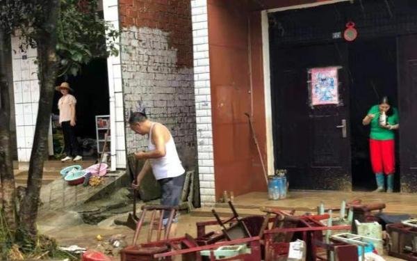 暴雨突袭湖北柳林镇:水最深处可达5米,一家五口家中被困遇难