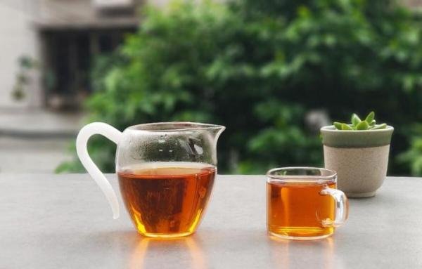 酒店消毒水装茶壶被女子误喝后全身病变 网友 毒消得到位全身无毒了